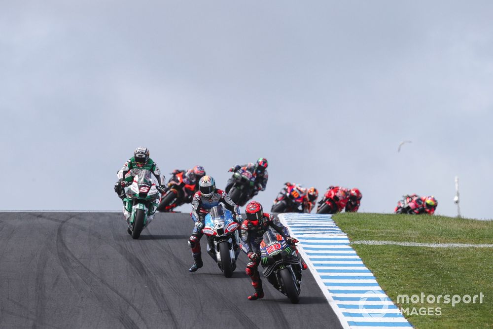 Raúl Fernández, con el 25 tras Quartararo, con la moto sin paquete aerodinámico