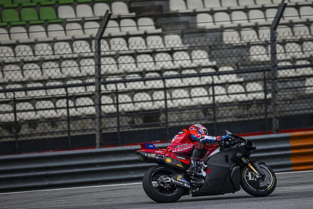 Michele Pirro con la nuova Ducati durante lo shakedown di Sepang
