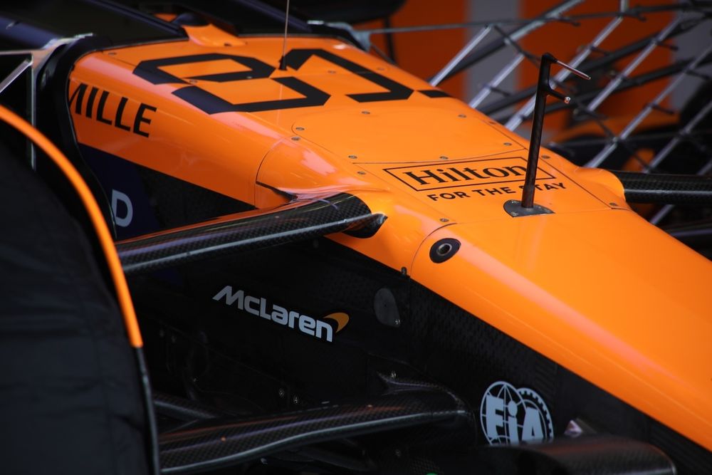 Dettaglio carenatura della sospensione anteriore della McLaren MCL39