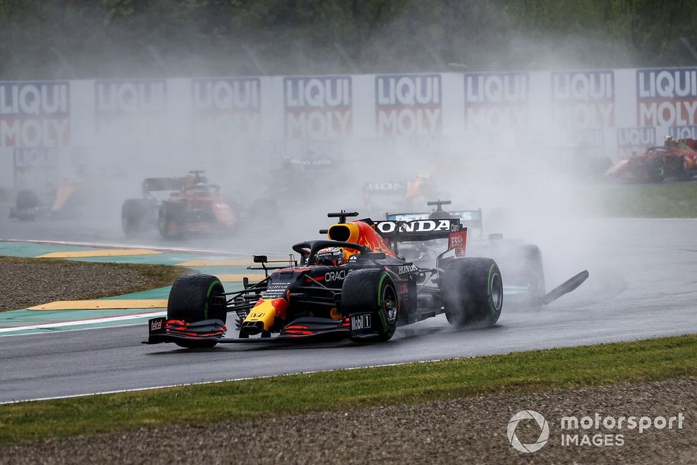 Max Verstappen, Red Bull Racing RB16B, en Lewis Hamilton, Mercedes W12