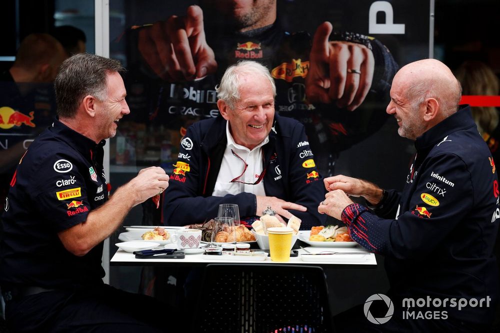 Christian Horner, director de equipo de Red Bull Racing, Helmut Marko, asesor de Red Bull Racing, y Adrian Newey, director técnico de Red Bull Racing 
