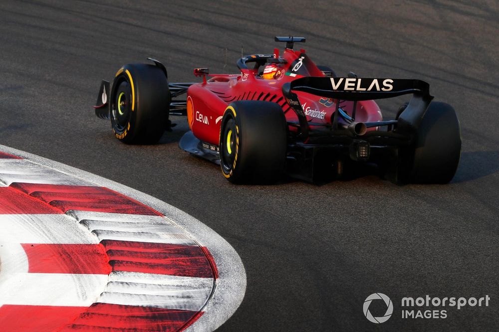 Carlos Sainz sulla Ferrari F1-75 che guiderà anche domani a Fiorano per la chiusura dei quattro anni a Maranello