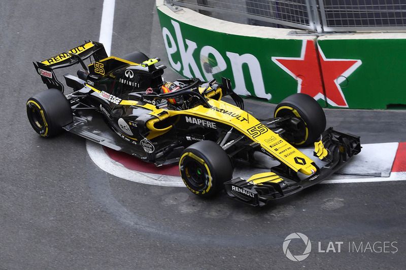 Carlos Sainz au volant de la Renault dans les rues de Bakou en 2018.