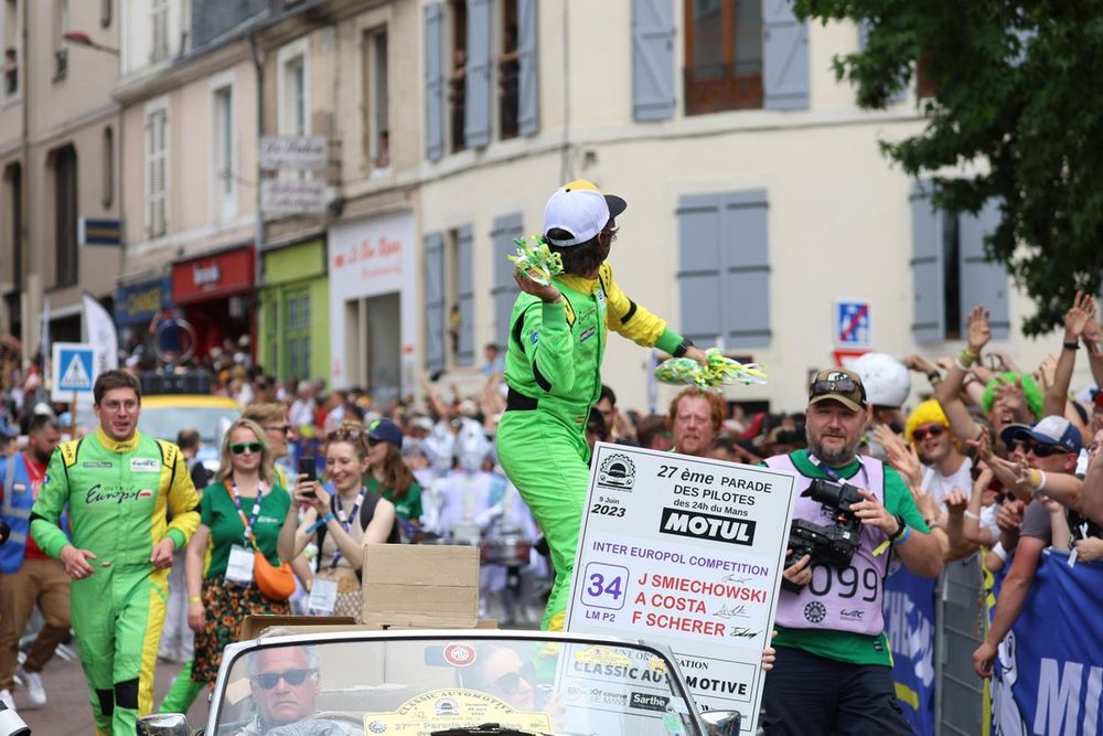 Albert Costa, en el desfile de pilotos de Le Mans 2023