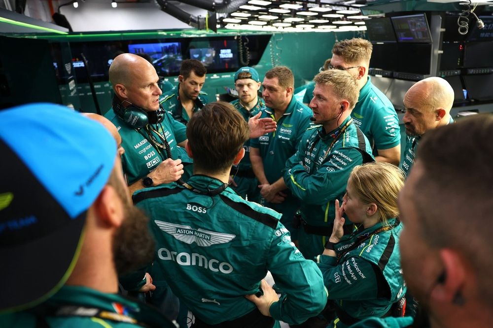 Gary Gannon, Senior Race Engineer bij Aston Martin F1 Team spreekt met teamgenoten 