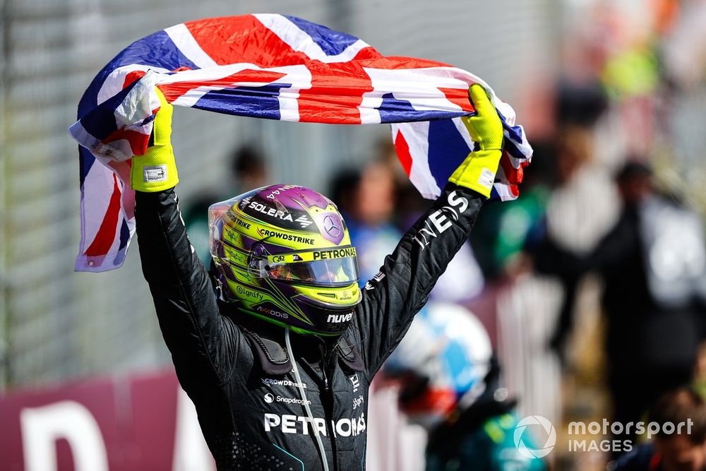 Lewis Hamilton, Mercedes-AMG F1, celebra su victoria con la bandera británica