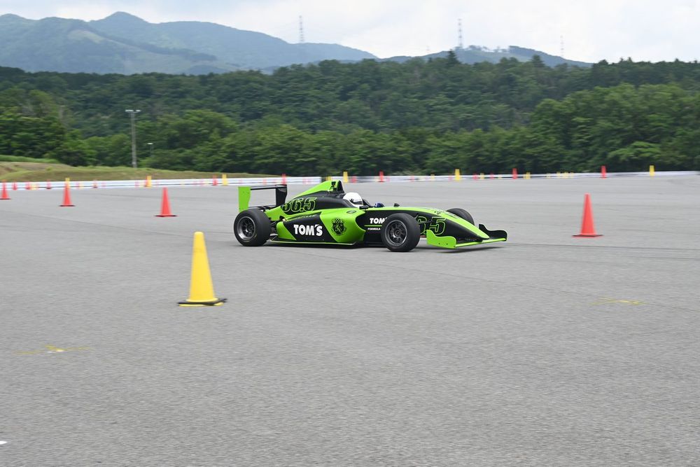 使用するのはパイロンコースのため、クラッシュなどのリスクが非常に少ない。初心者にも安心だ