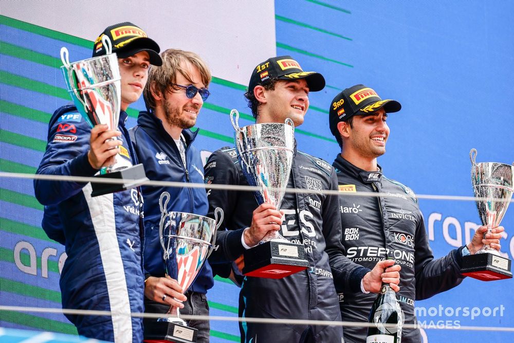 El podio del domingo de la Fórmula 2 en Barcelona.