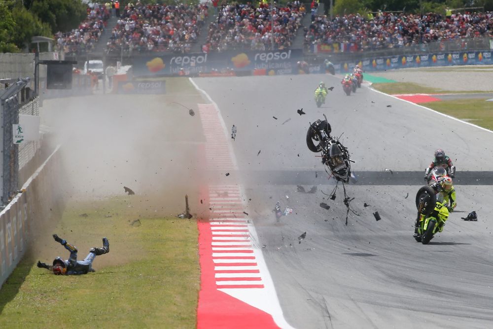 De race in Barcelona werd een half uur stilgelegd na een zware crash van Álex Márquez.