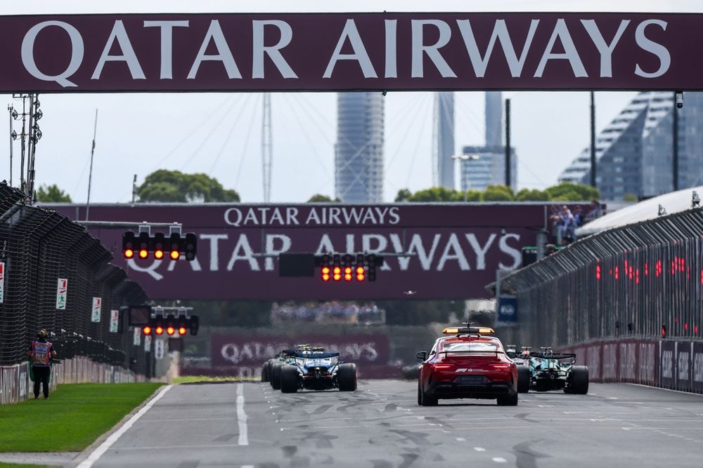 Os carros médicos da FIA estão alinhados no grid