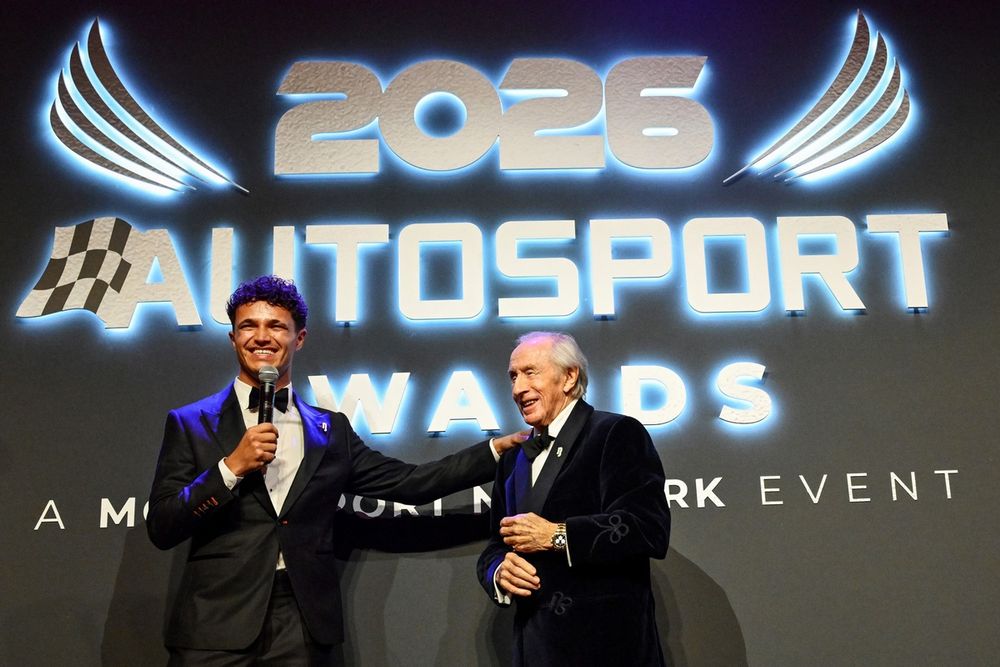 Stewart presenteia Norris com seu prêmio de Campeão do Autosport, 10 anos após seu sucesso como Jovem Piloto