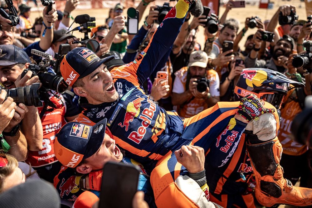 De feestvreugde bij Luciano Benavides en KTM na hun toch onverwachte Dakar-zege.