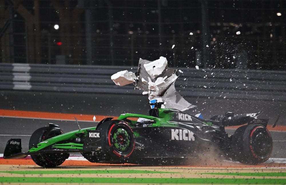 Nico Hulkenberg, Sauber, tras el toque con Pierre Gasly, Alpine.