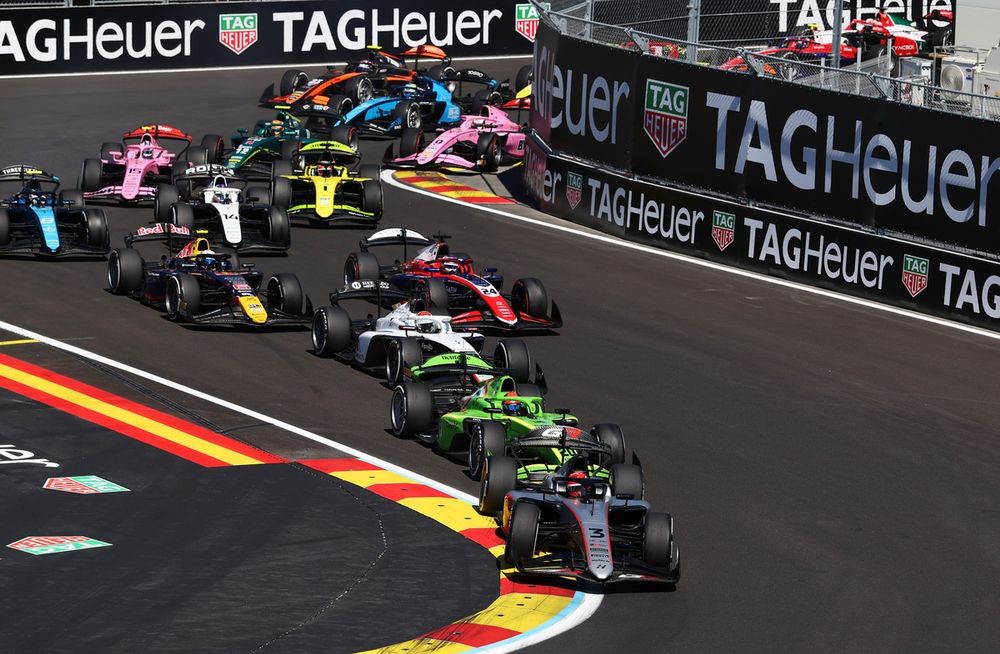 Fittipaldi (segundo do pelotão na foto) conquistou seu primeiro pódio na F2 com segundo lugar na corrida sprint na Espanha.