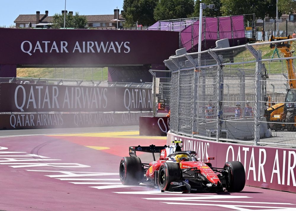 Lewis Hamilton, Ferrari, intenta llevar su coche a los pits tras chocar en la FP3 de Madrid.