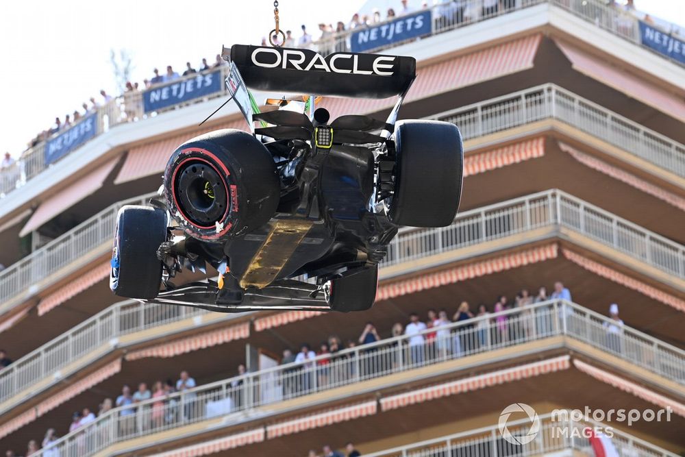 The hoisting of Perez’s 
shunted Red Bull at 
Monaco in 2023 showed secrets of all-conquering RB19ʼs trick floor arrangement