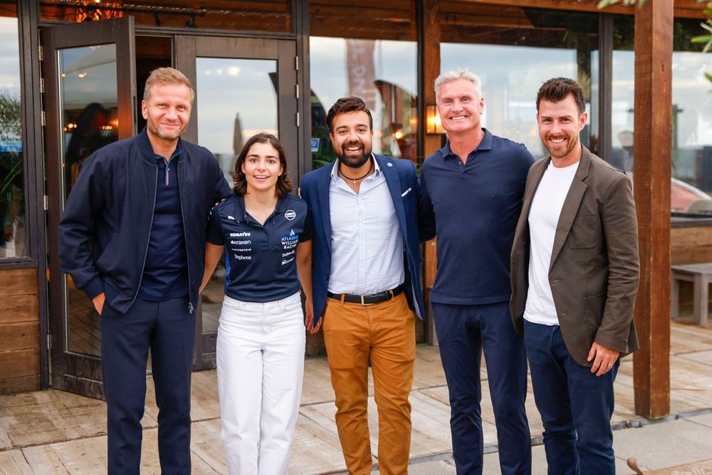 Het team van More Than Equal in Zandvoort met onder andere David Coulthard.