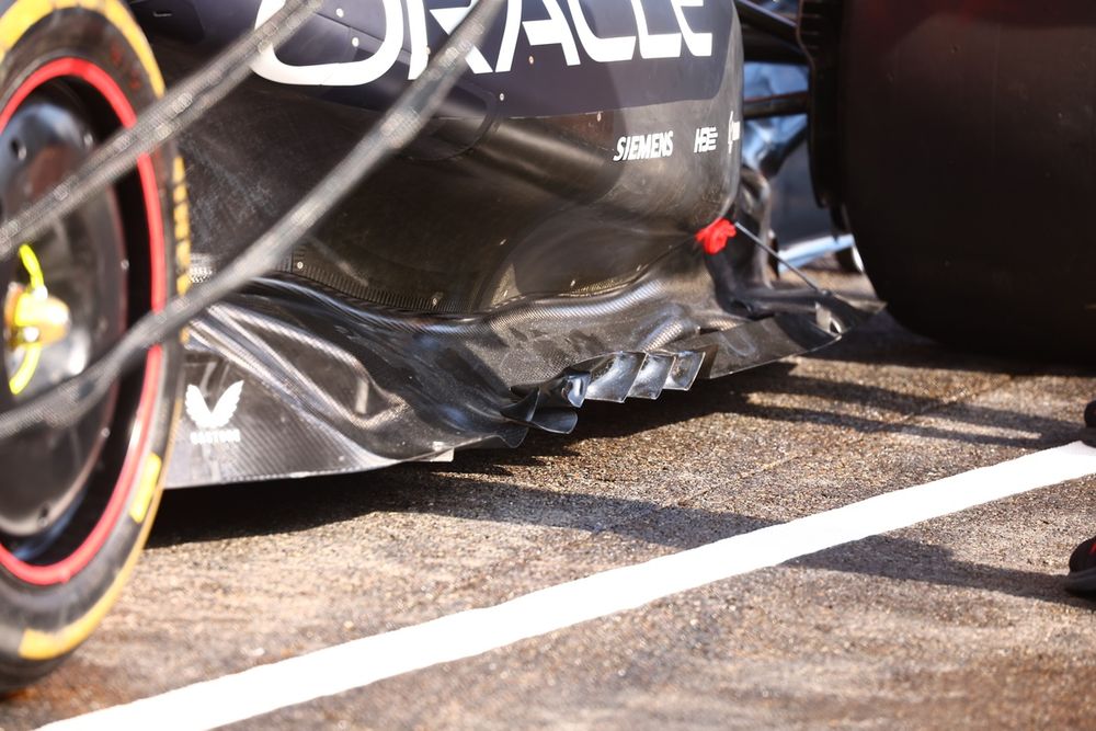 Red Bull RB21: The trailing edge of the bottom pavement with the vortex generators