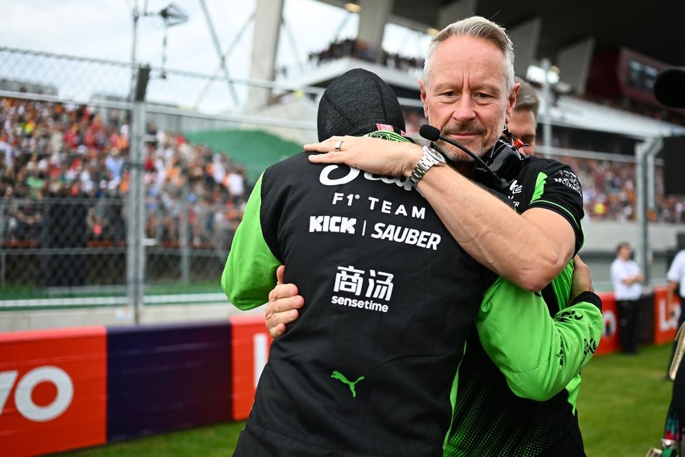 Gabriel Bortoleto gets a hug from Jonathan Wheatley