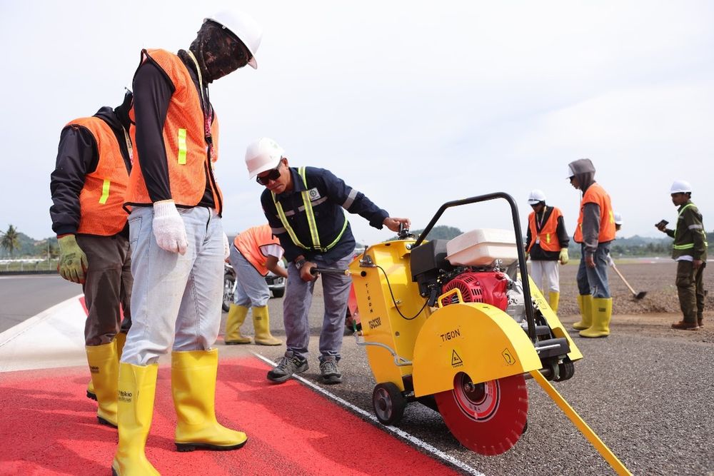 Proses pemotongan dan pembongkaran run-off aspal Sirkuit Mandalika.