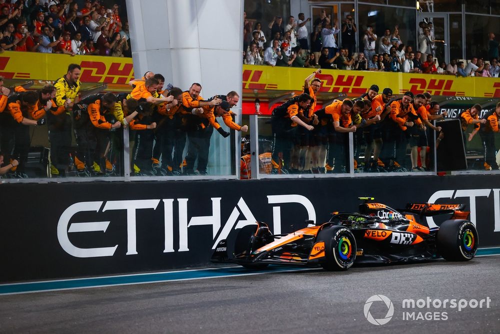Lando Norris, McLaren MCL38, 1° posizione, applaude il proprio pilota a fine gara