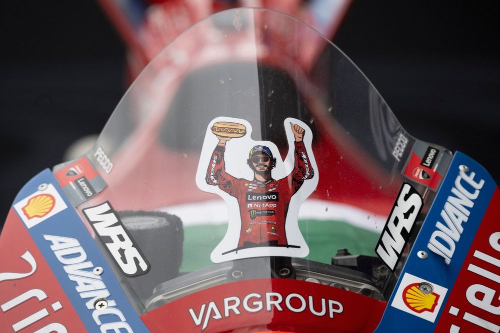 Francesco Bagnaia viert zijn zege met een hotdog - en een sticker op zijn Ducati.