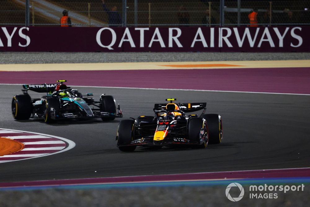 Sergio Pérez, Red Bull Racing RB20, Lewis Hamilton, Mercedes F1 W15