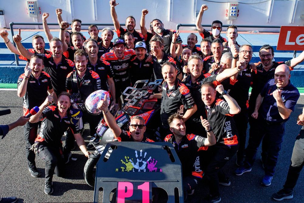 Il vincitore della gara Aleix Espargaro, Aprilia Racing, Maverick Vinales, Aprilia Racing festeggia con la squadra