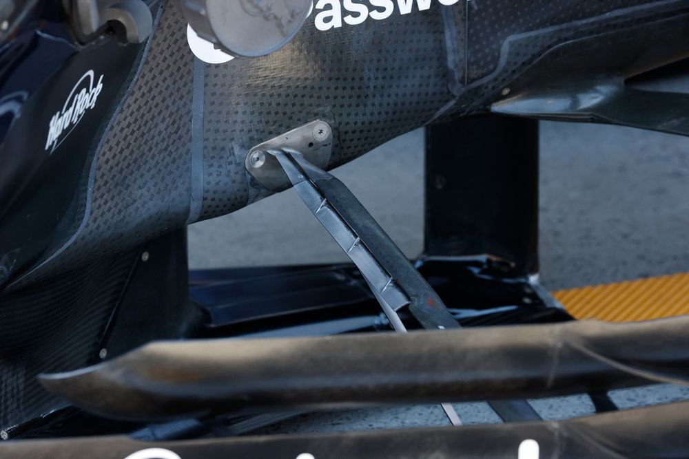 Red Bull RB22: il supporto del bargeboard ha sempre più una funzione aerodinamica
