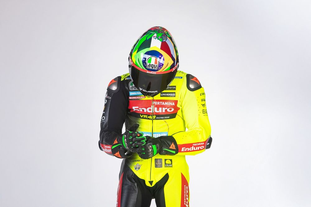 Franco Morbidelli, del VR46, combina las banderas de Italia y Brasil en su casco