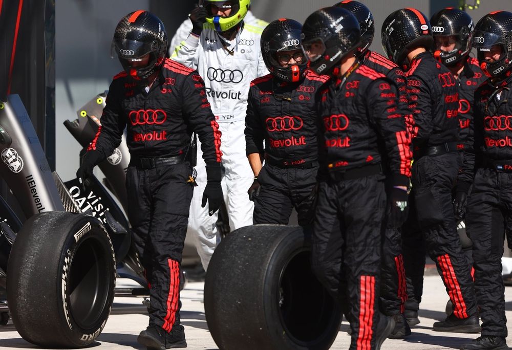 Audi pit crew, Pirelli tyres
