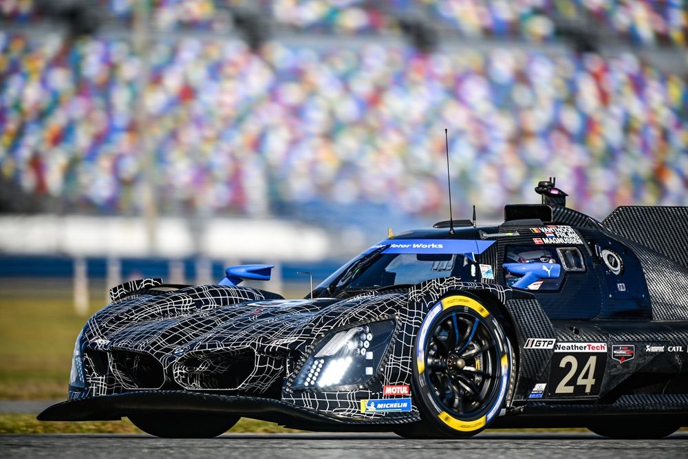 # 24 BMW M Team RLL BMW M Hybrid V8: Робин Фрайнс, Рене Раст, Кевин Магнуссен, Дрис Вантур, Филипп Энг