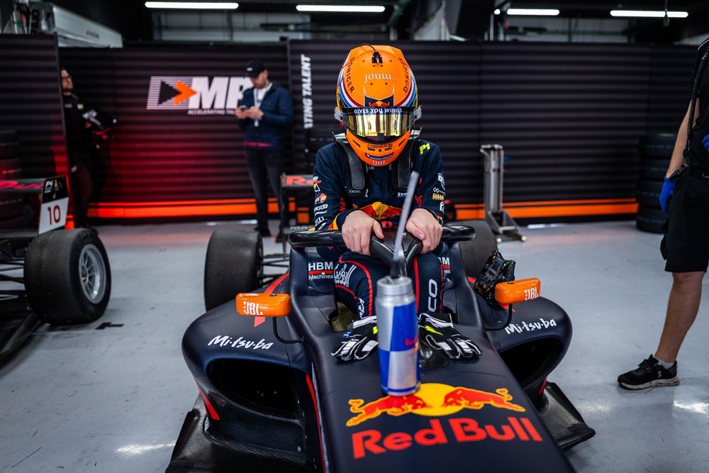 De ondersteuning vanuit Red Bull zal toenemen nu Rocco Coronel in de formulewagens rijdt.