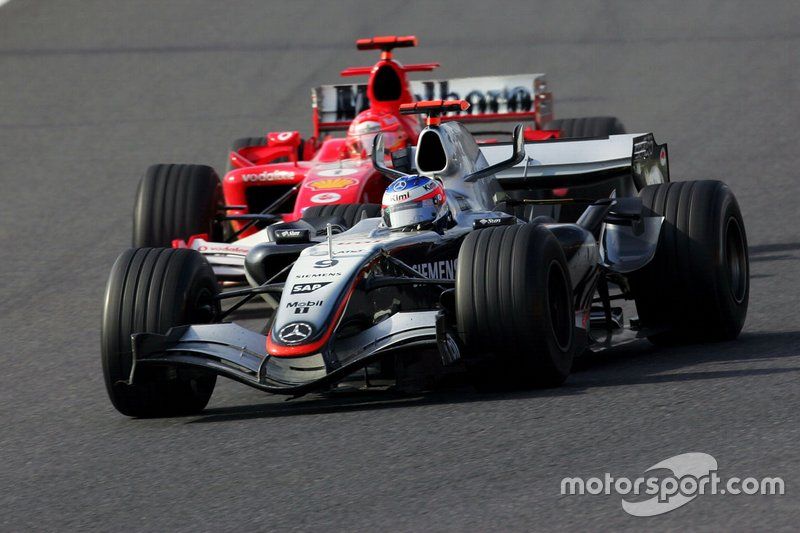 Kimi Raikkonen, McLaren Mercedes MP4/20, adelanta a Michael Schumacher, Ferrari F2005