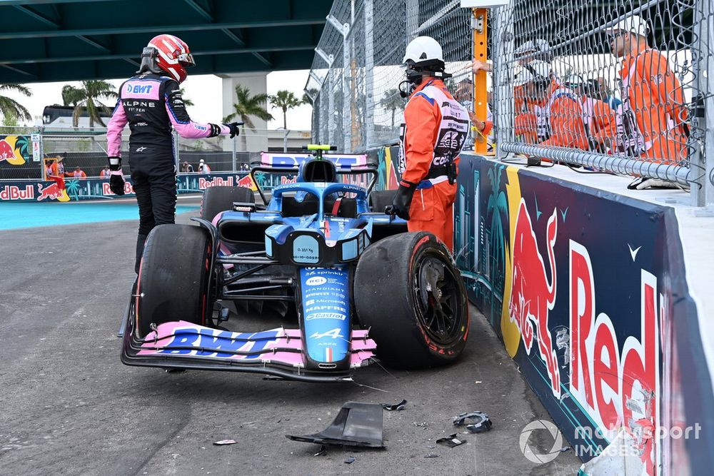 Marshalls ajudam Esteban Okon, Alpine A 522 após acidente