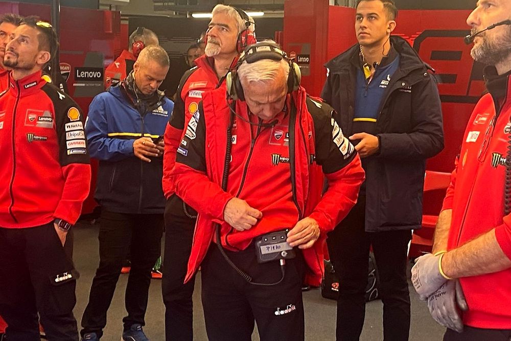 Davide Tardozzi, Team manager de Ducati Team, con el sistema de radio