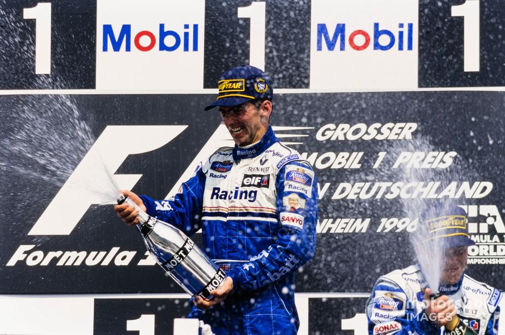 Damon Hill, Williams, ganador, y Jacques Villeneuve, Williams, tercero, celebran en el podio