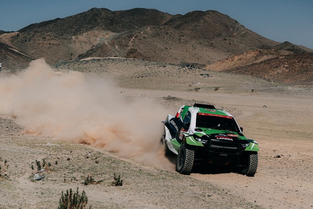 Форд берет 1-2 в общем зачете, а у соперников проблемы