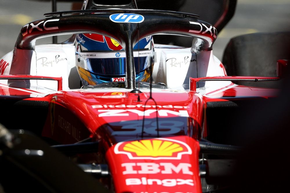 Dino Beganovic au volant de la Ferrari SF-26 de Lewis Hamilton à Barcelone.