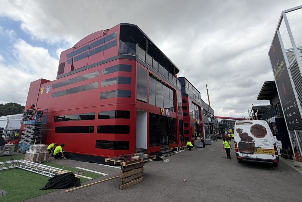 L'Hospitality Ferrari in fase di assemblaggio