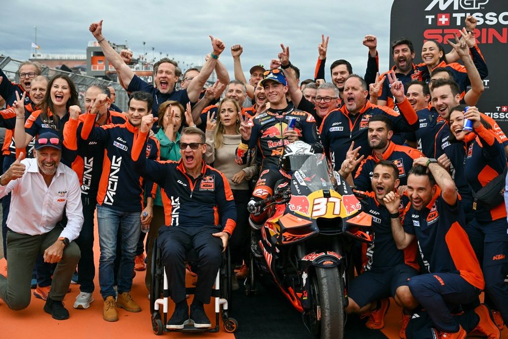 Pit Beirer, en silla de ruedas, celebra junto al equipo un triunfo de Pedro Acosta, Red Bull KTM Factory Racing