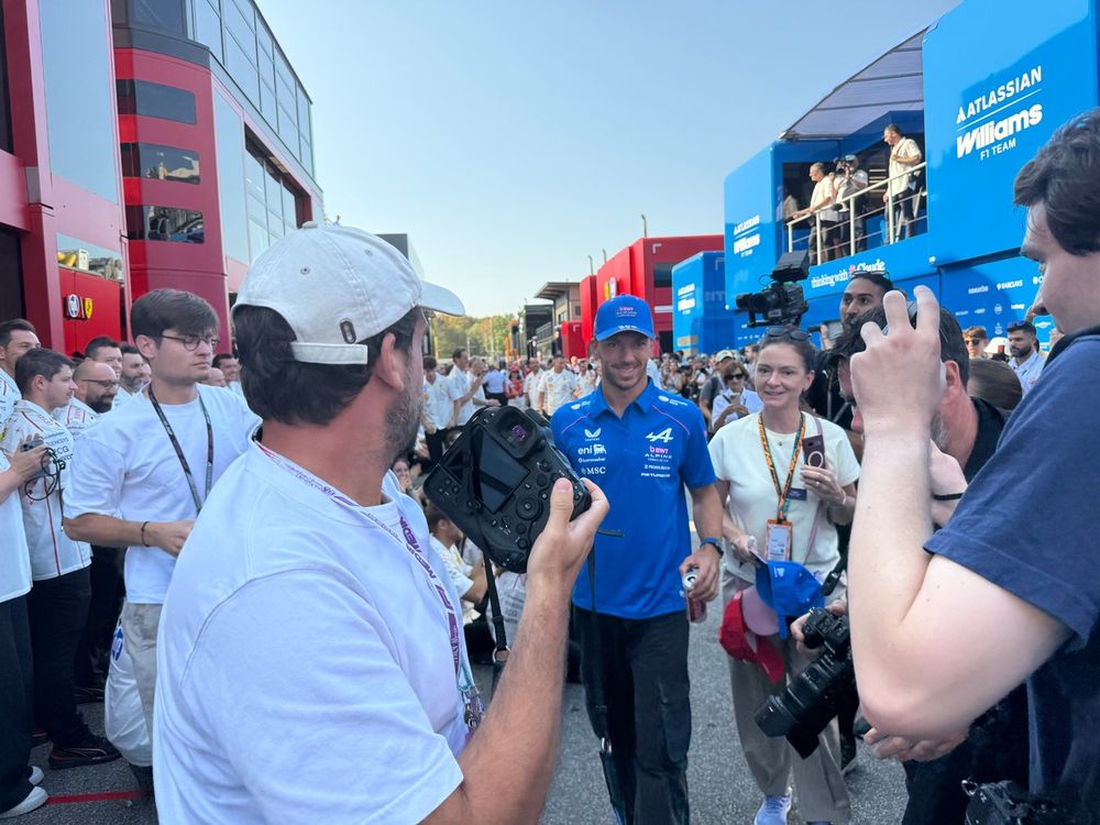 Gasly, orgulloso después del aplauso que le dedicó el equipo Ferrari en el paddock tras la pole de ayer.