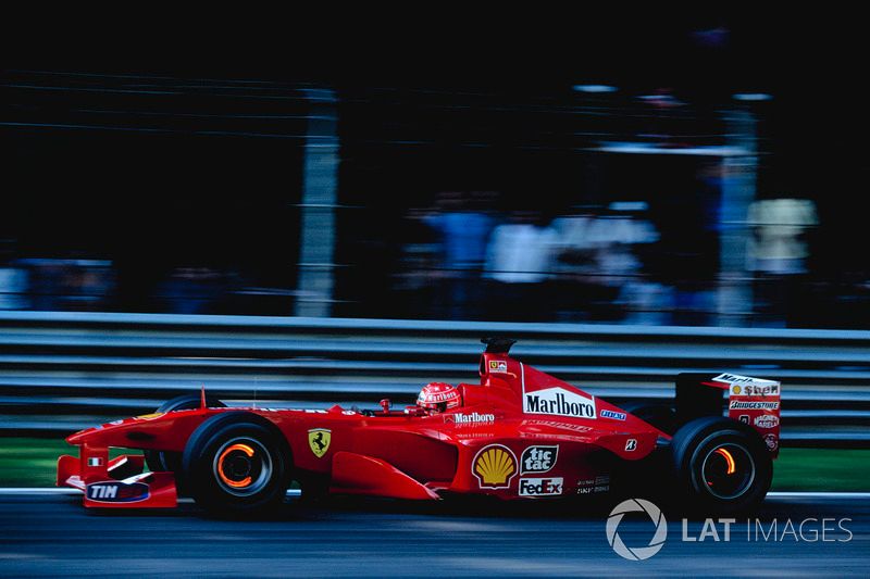 Michael Schumacher in de Ferrari F1-2000 op weg naar de winst in Monza.