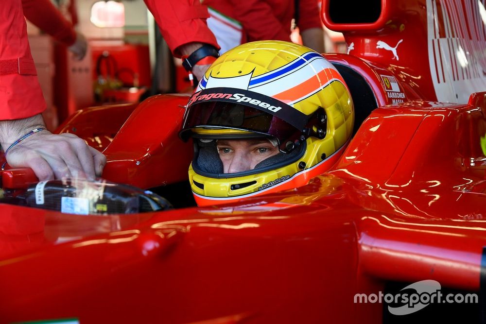 Sebastian Montoya met de Ferrari F2008 tijdens een demo in 2021.