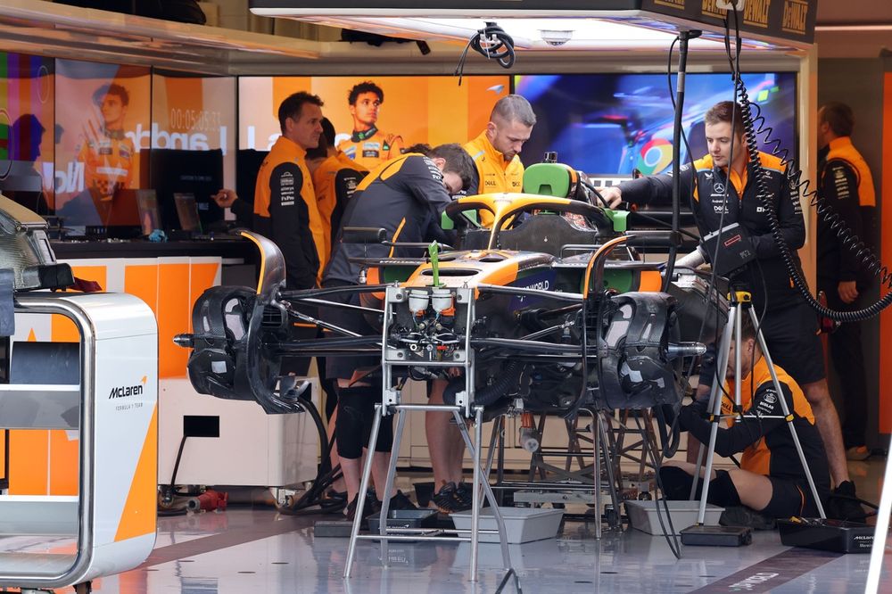 La McLaren MCL38 en plein montage à Austin.