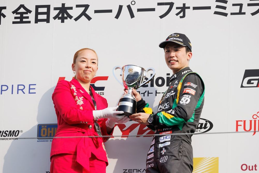 優勝し、瑶子女王杯を受け取った坪井翔