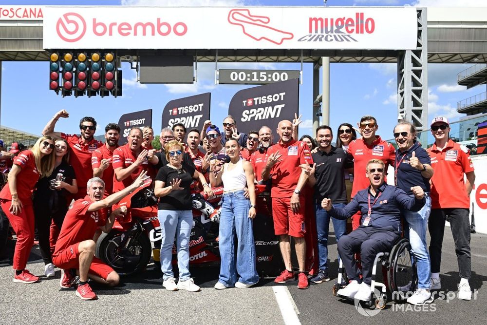 Pedro Acosta, Red Bull GASGAS Tech3, celebra el podio en Mugello junto a su equipo