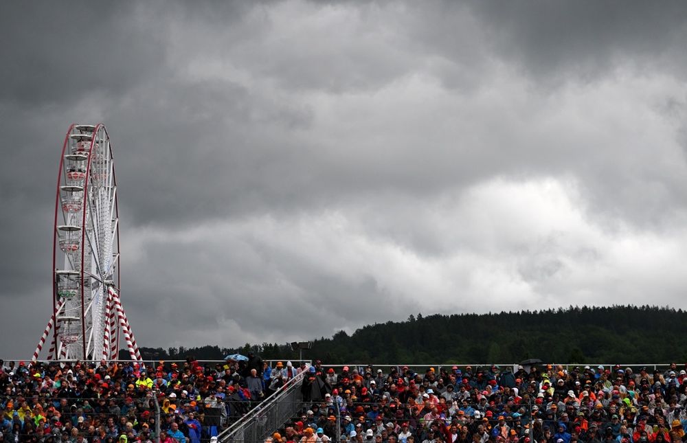 Nubes de lluvia se ciernen sobre una tribuna.