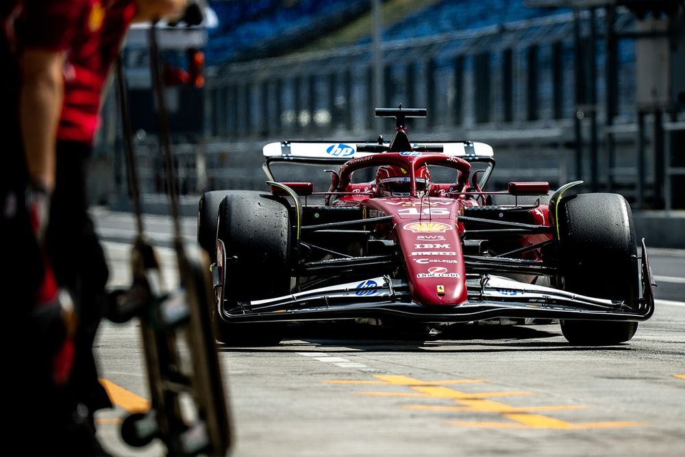 Charles Leclerc nei test Pirelli a Budapest con la SF-25 mule car dotata di ali scariche