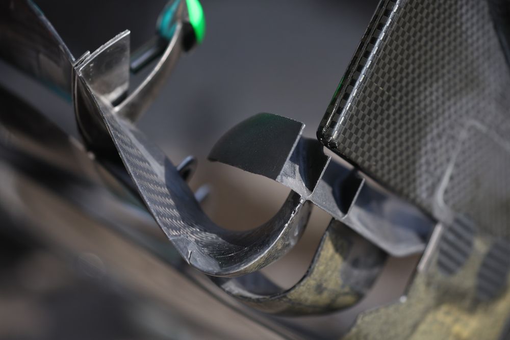 Mercedes W16, dettaglio dei convogliatori di flusso nella paratia laterale